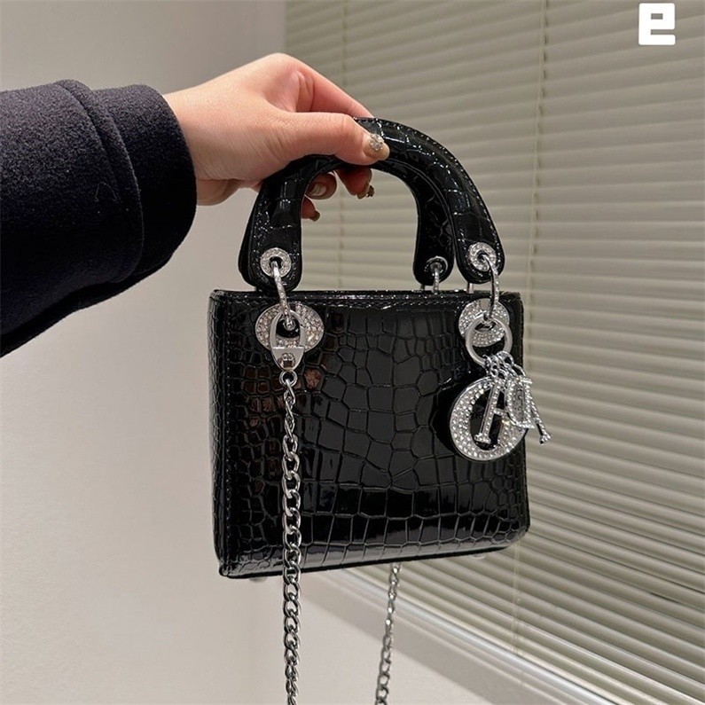Túi Xách Công Chúa Dior Hình Vuông Cỡ Nhỏ Cài Khóa Đính Đá Dễ Thương