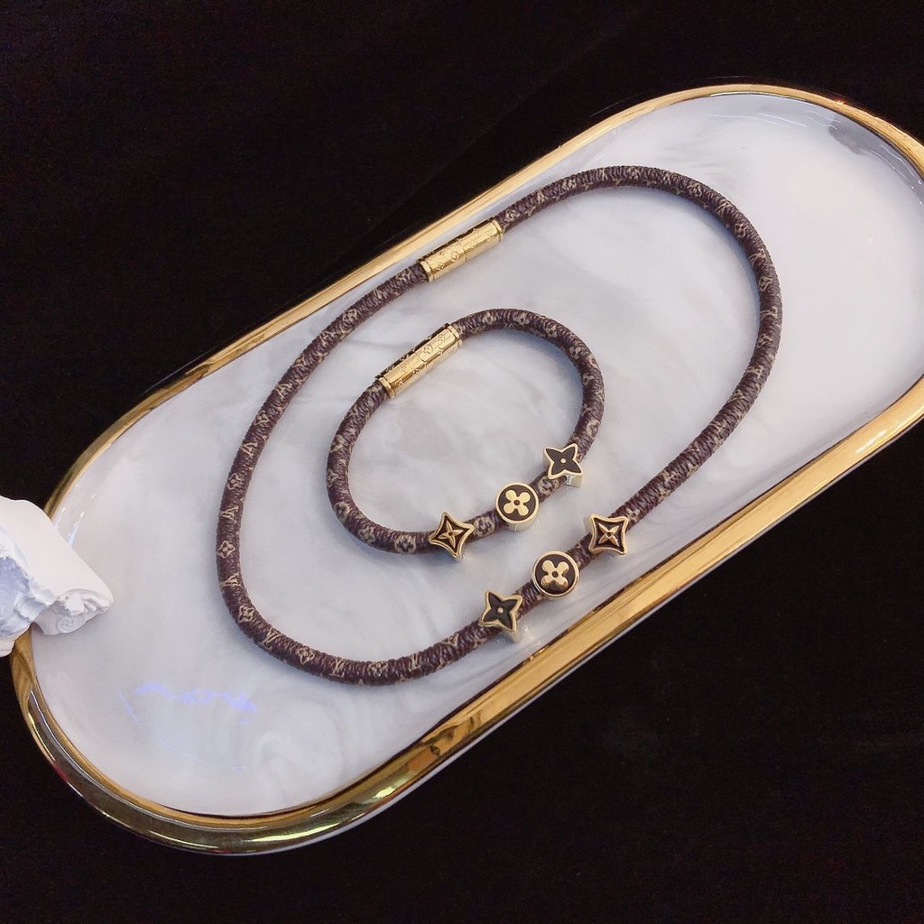 Vòng Tay louis vuitton Bằng Thép Titan Khắc Chữ lv monogram