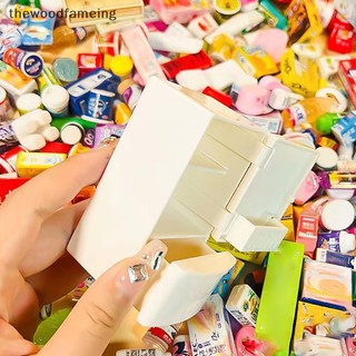 Tủ lạnh mini màu trắng tỉ lệ 1 / 12 dùng trang trí nhà búp bê