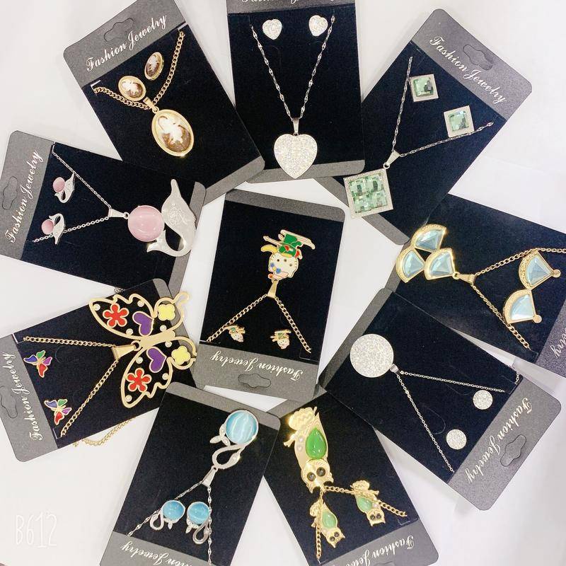Set Dây Chuyền Và Bông Tai Bằng Thép Titan Mạ Vàng 18k Thời Trang Âu Mỹ