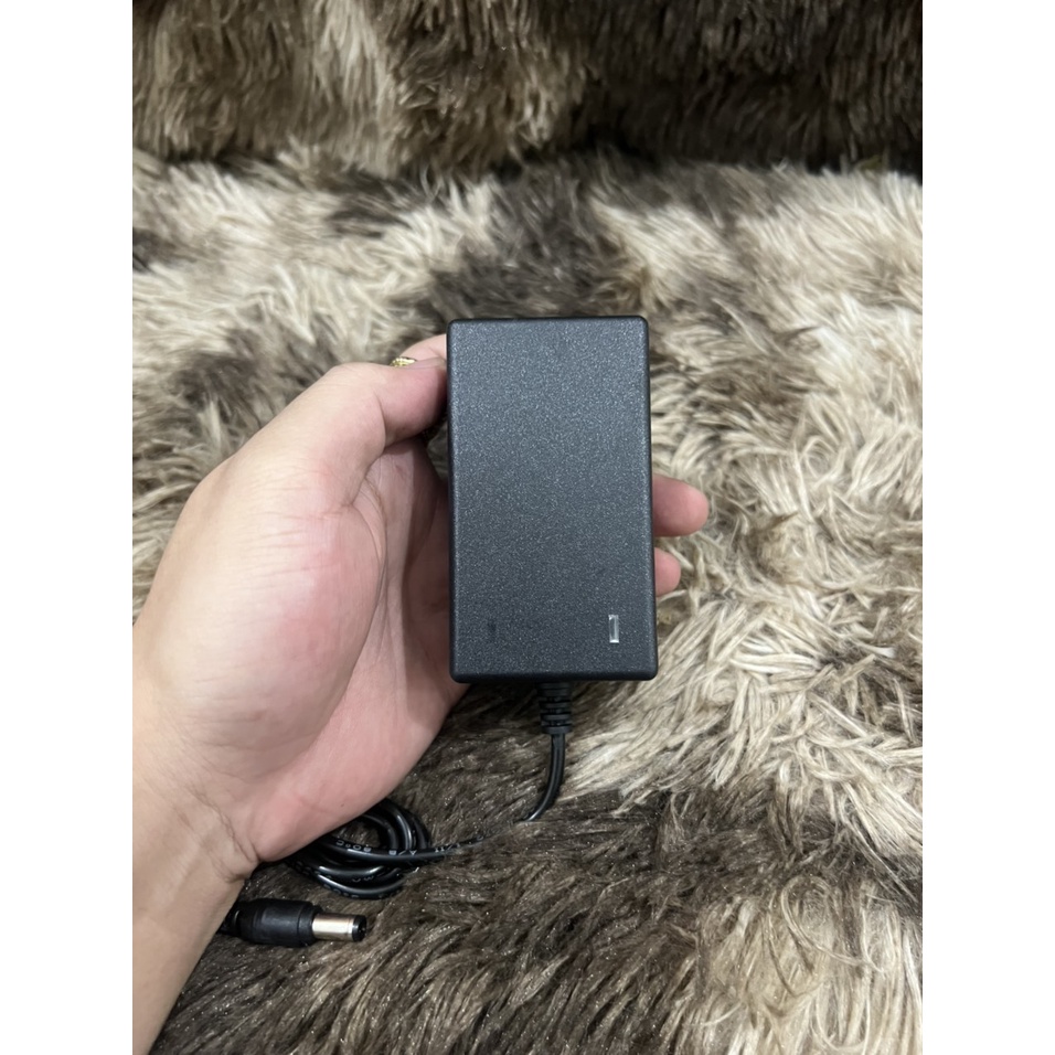 Sạc 1S 2A dùng cho pin máy bắn cốt, máy cân bằng laze ,có đèn báo và tự ngắt khi đầy.