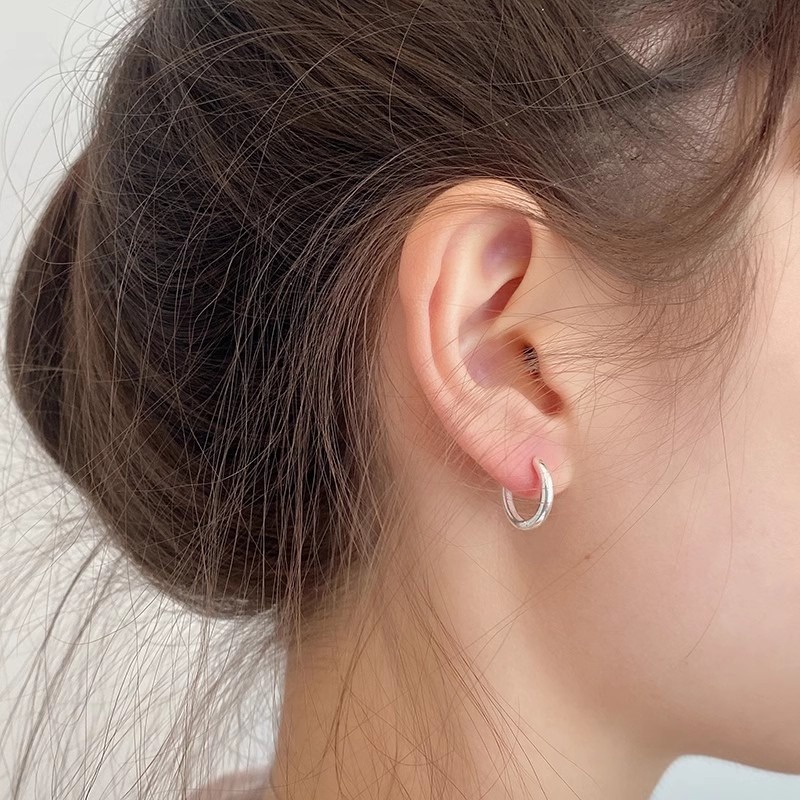 1 Khuyên Tai Tròn Bằng Thép Không Gỉ Bóng Cổ Điển Màu Vàng / Bạc Thời Trang unisex