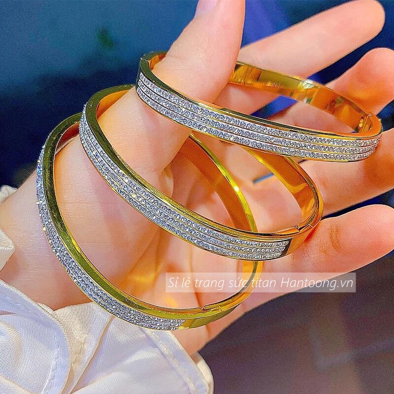 Vòng tay titan không gỉ mạ vàng 18k thiết kế 3 hàng đá lấp lánh thời trang sang trọng dành cho nữ