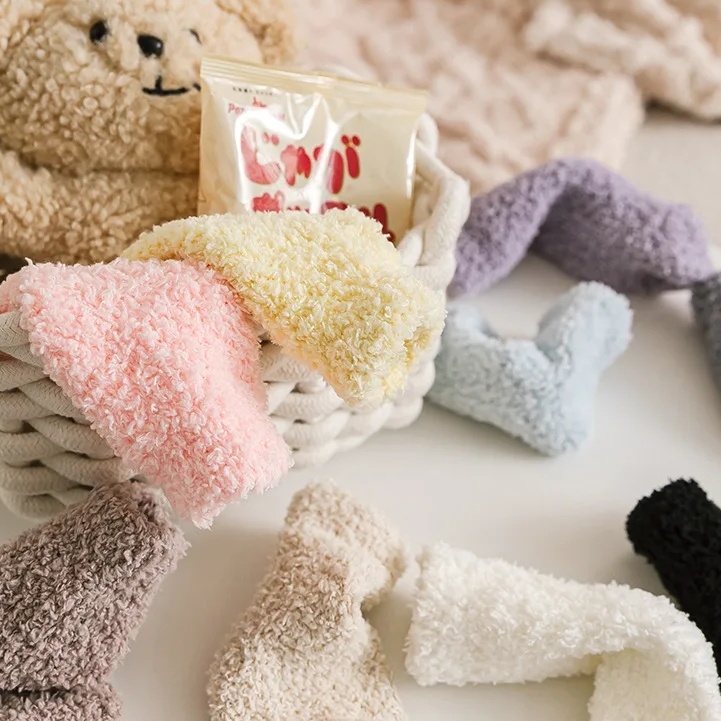 Vớ Vải Lông Cừu San Hô Siêu Dày Giữ Ấm Mùa Đông Chống Trượt Cho Bé