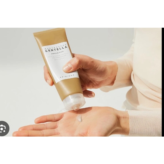 Sữa rửa mặt Centella Madagascar Skin1104 Ampoule Foam giúp dưỡng ẩm và làm sạch da