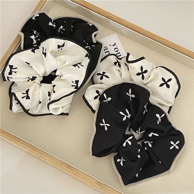 Cột tóc srunchies trắng đen viền họa tiết đơn giản S07