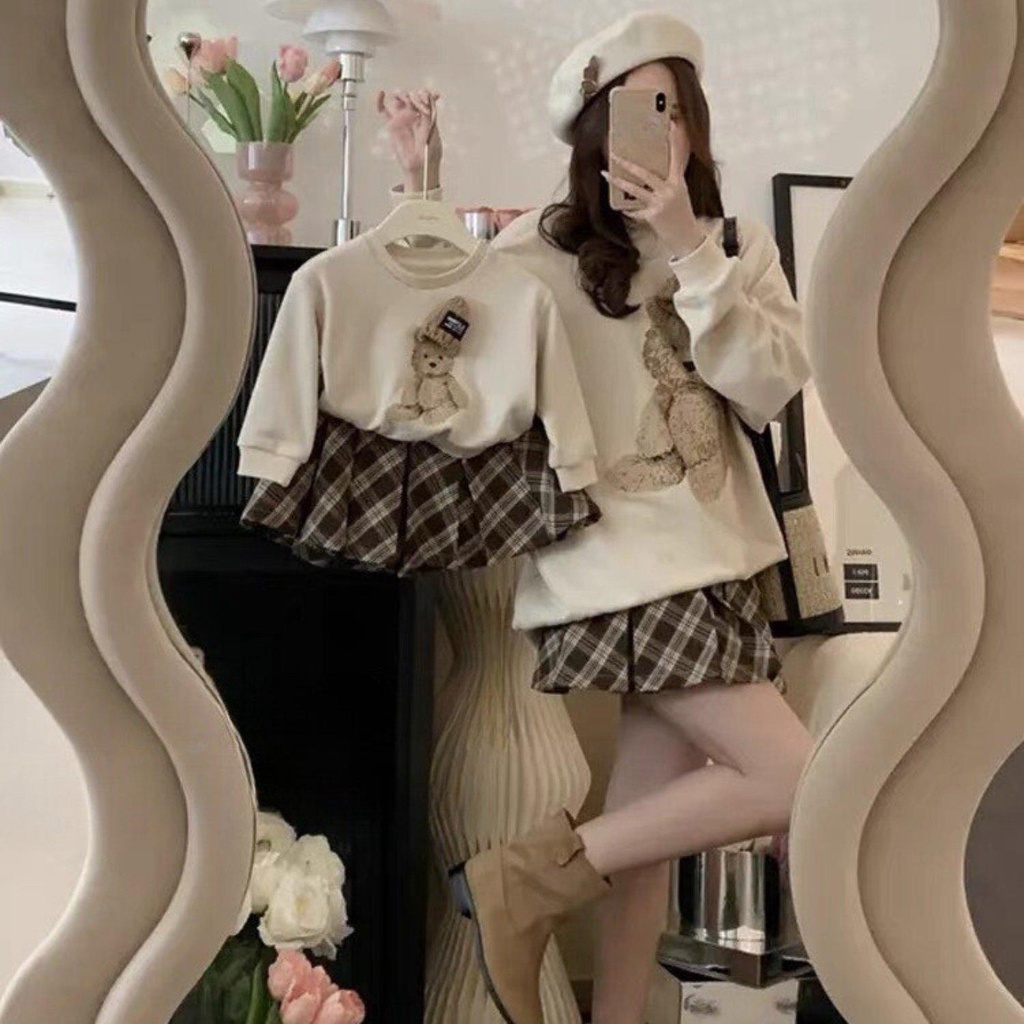 Set áo hình gấu nỉ mix chân váy xếp ly kẻ cho mẹ và bé