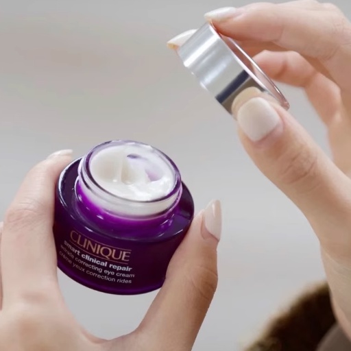 Clinique Kem Dưỡng Ẩm Mắt 15ml Màu Tím Sáng