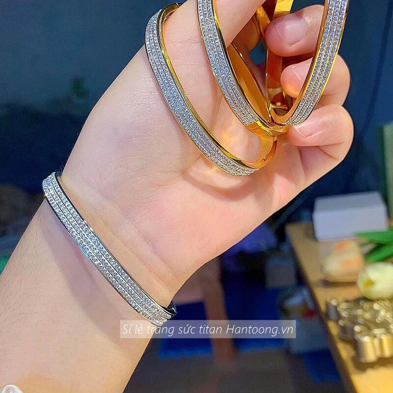 Vòng tay titan không gỉ mạ vàng 18k thiết kế 3 hàng đá lấp lánh thời trang sang trọng dành cho nữ