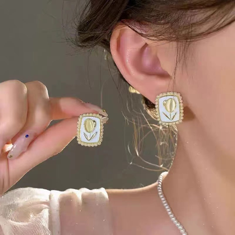 Khuyên Tai Đính Hạt Ngọc Trai Nhân Tạo Phong Cách Mới 2023