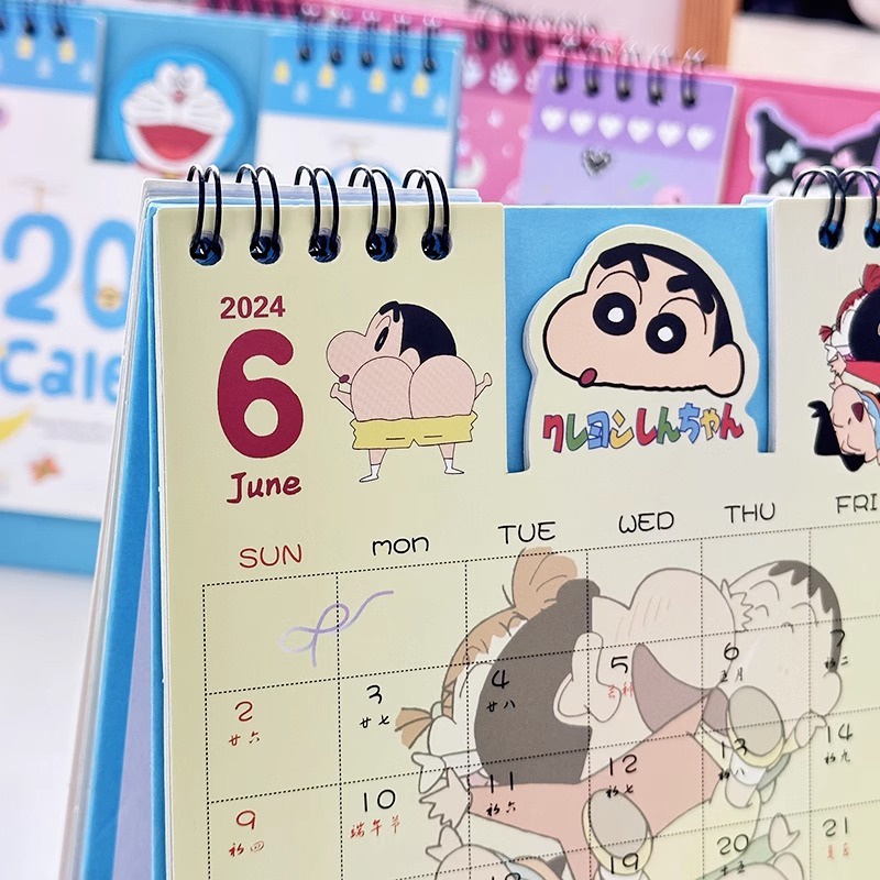 SANRIO Bút Chì Màu Dễ Thương Shin-chan Kuromi Cinnamoroll Họa Tiết Hoạt Hình Lịch Để Bàn 2024 Hàng Ngày Lịch Hàng Tháng Đồ Trang Trí Để Bàn Món Quà Dễ Thương -top3C01