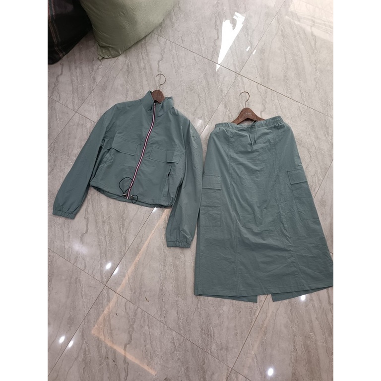 Bộ gió cho nữ: áo kéo khoá và chân váy