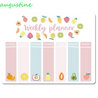 Augustine nhãn dán ghi chú lên kế hoạch để làm bảng trắng kế hoạch trong văn phòng