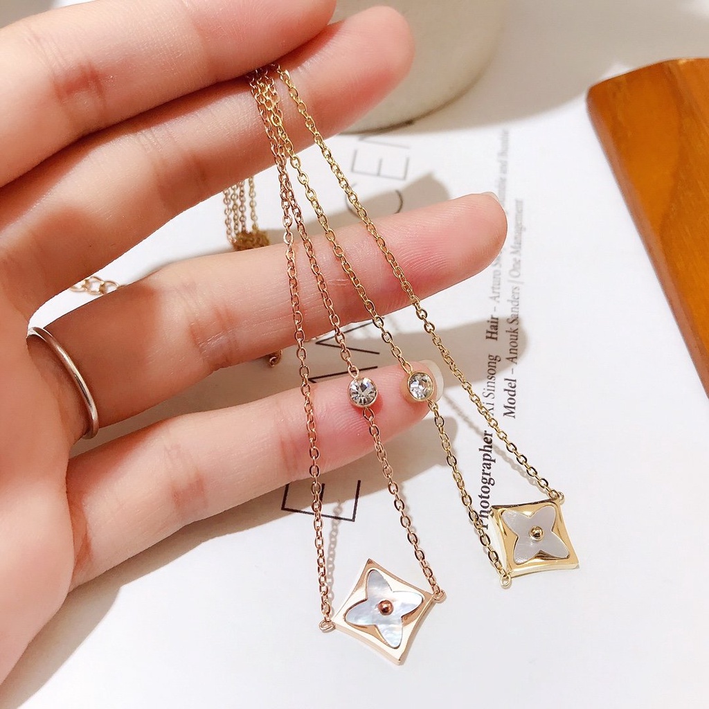 Vòng Tay louis vuitton Bằng Thép Titan Khắc Chữ lv monogram