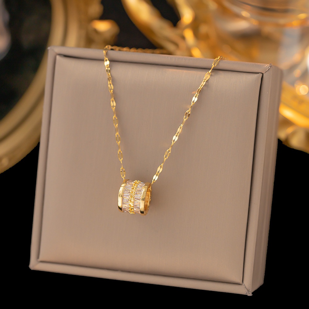 Vòng Cổ Bằng Thép Titan Mặt Hình Cỏ Ba Lá Và Bướm Đơn Giản Cá Tính Dành Cho Nữ