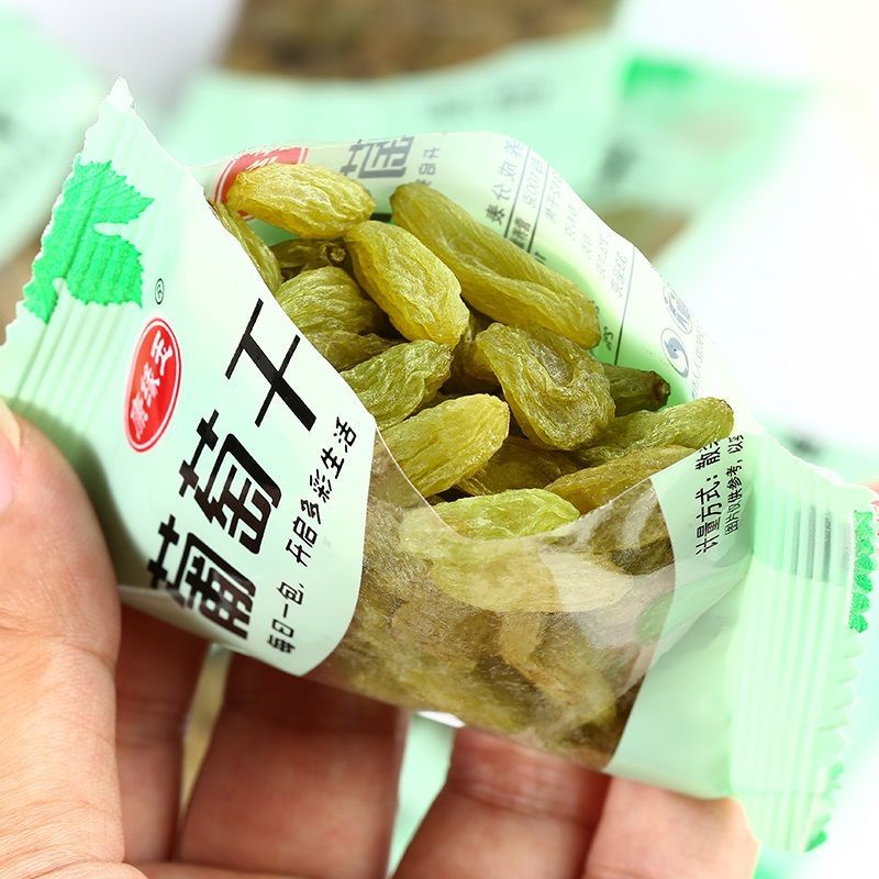 Nho khô Tân Cương Turpan màu vàng trên cây hàng mới, bao bì độc lập, sấy khô tự nhiên, đồ ăn nhẹ ăn liền