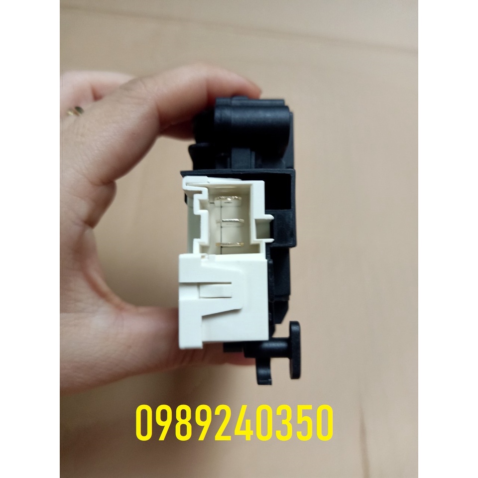 Công tắc khoá cửa máy giặt Toshiba 3 chân lồng ngang chính hãng