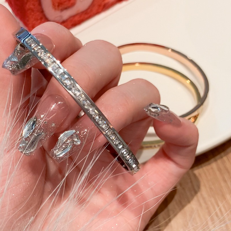 Vòng Đeo Tay Bằng Thép Titan Cao Cấp Đính Kim Cương Toàn Diện Đơn Giản Dành Cho Nữ