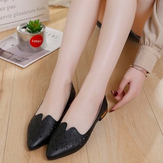 Một Cặp Dép Xăng Đan Có Dây Treo