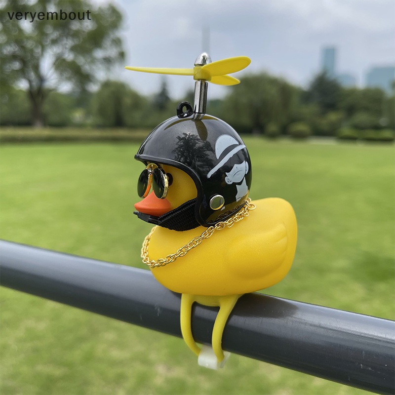 Chú Vịt Vàng Đội Mũ Bảo Hiểm Dễ Thương