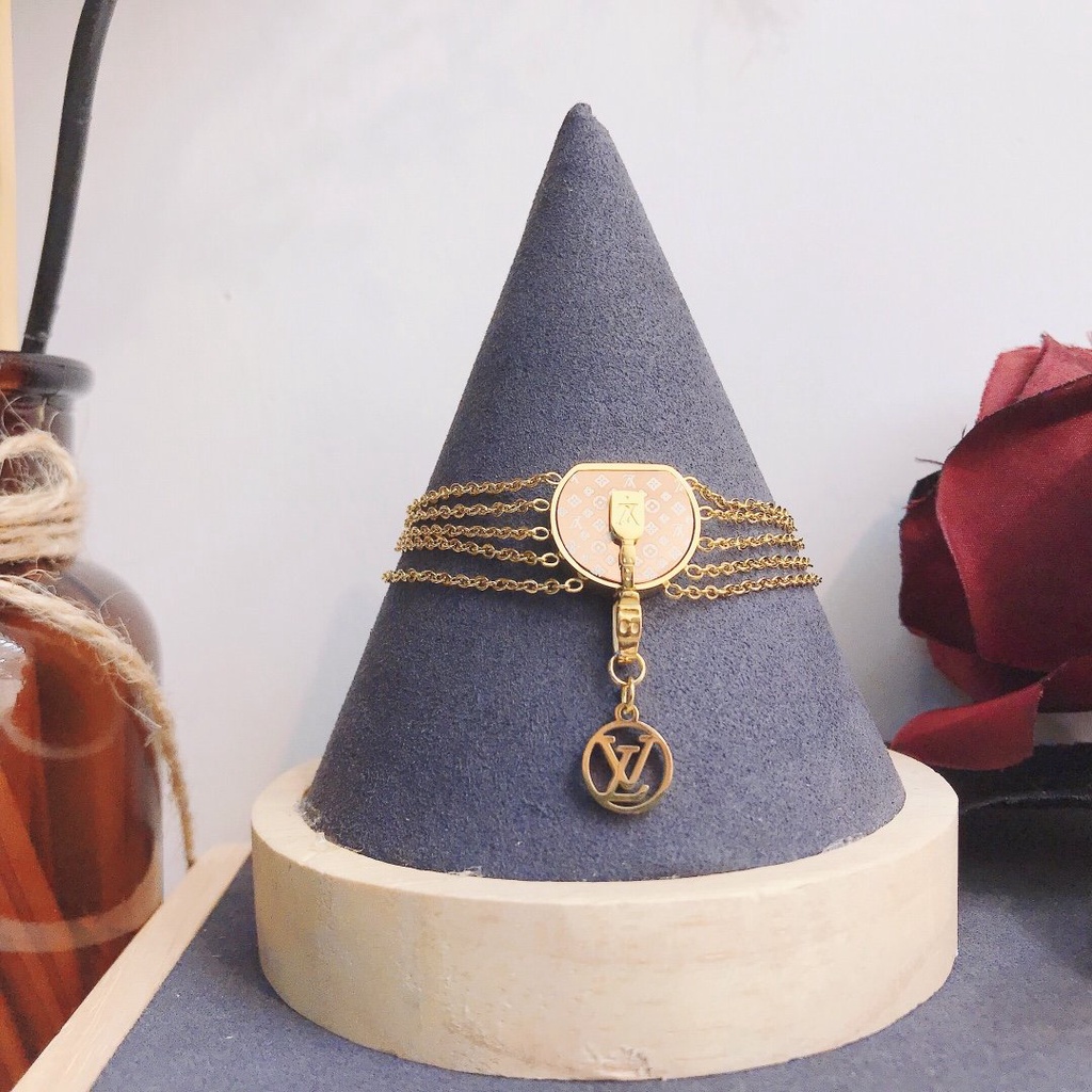 Vòng Tay louis vuitton Bằng Thép Titan Khắc Chữ lv monogram