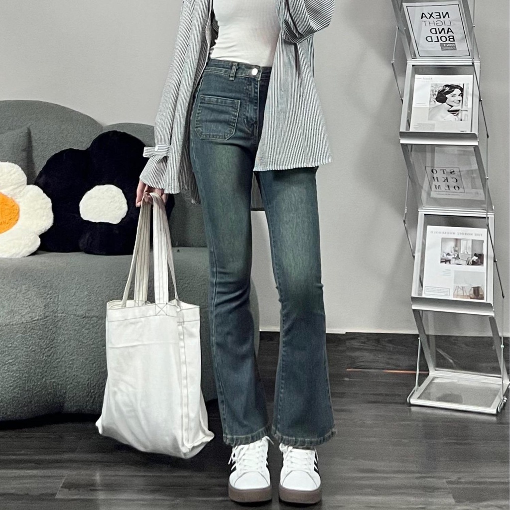 Quần Jean nữ ống loe màu xanh có 2 túi cơi phía trước trẻ trung