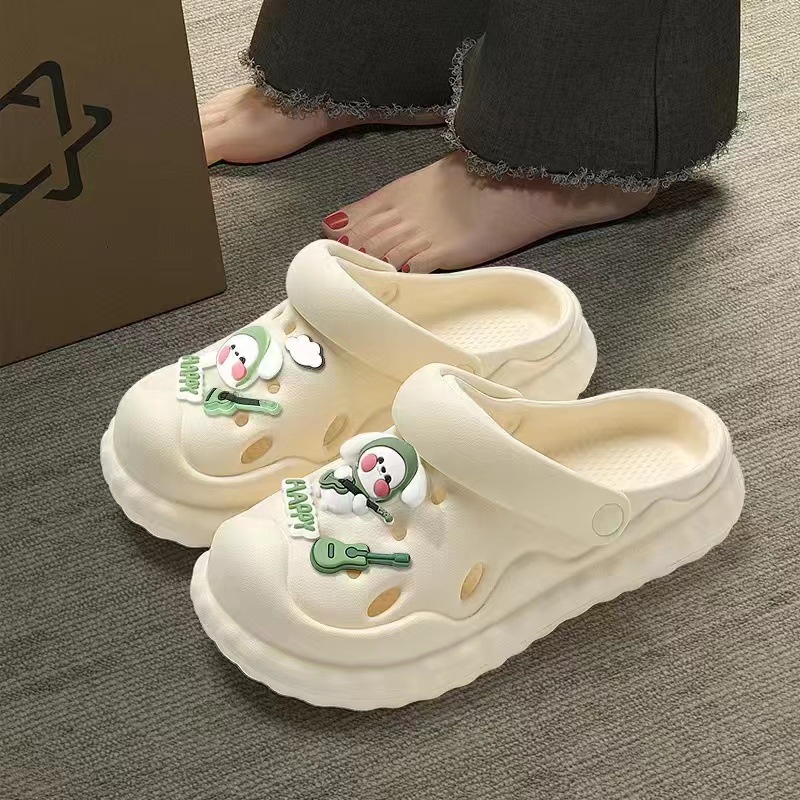 Dép Sục Nữ Crocs Bánh Mì Đế Mềm Kèm Sticker Hoạt Hình Ngộ Nghĩnh Hot Trend Mùa Đông 2023