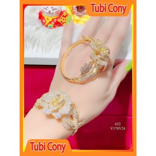 Vòng tay nữ Tubi Cony chạm khắc họa tiết đóa hoa hồng tinh xảo, đính đá sang trọng