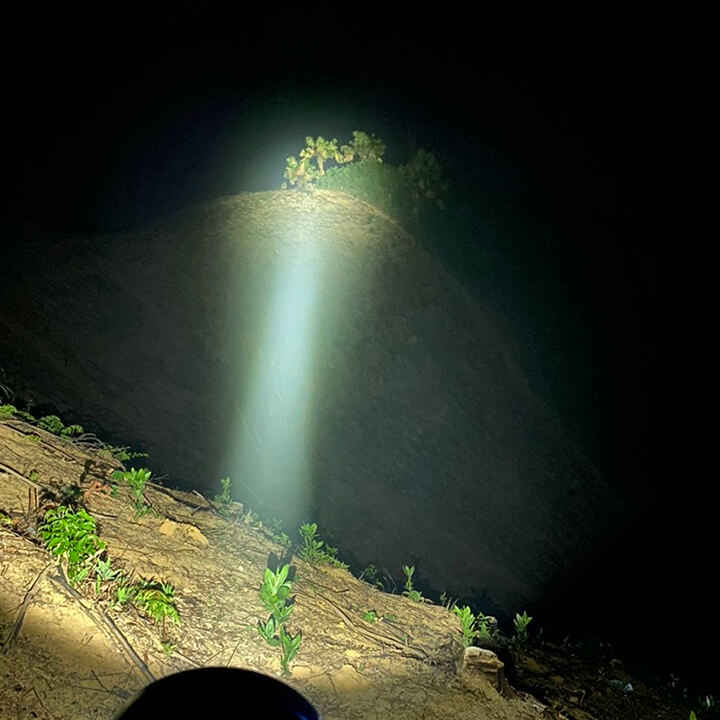 Đèn pin siêu sáng chiếu xa 1000M, Đèn pin cầm tay kiêm sạc dự phòng pin 8000mAh chiếu sáng lên đến 6h GDK1021