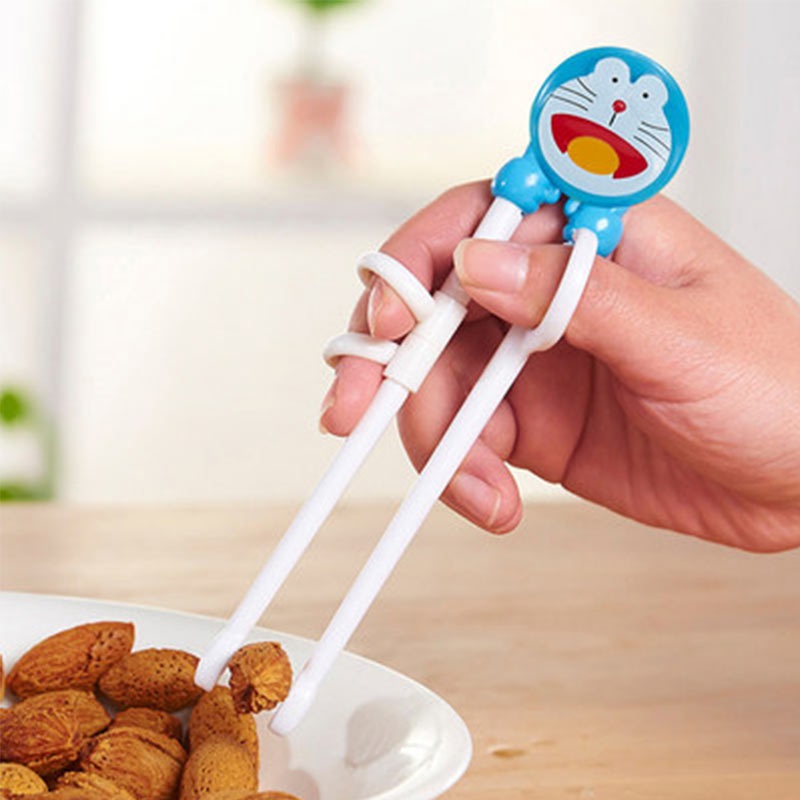 Đũa tập ăn cho bé hình Doraemon , Đũa cho bé tập gắp chất liệu nhựa cao cấp an toàn cho bé GDK1042