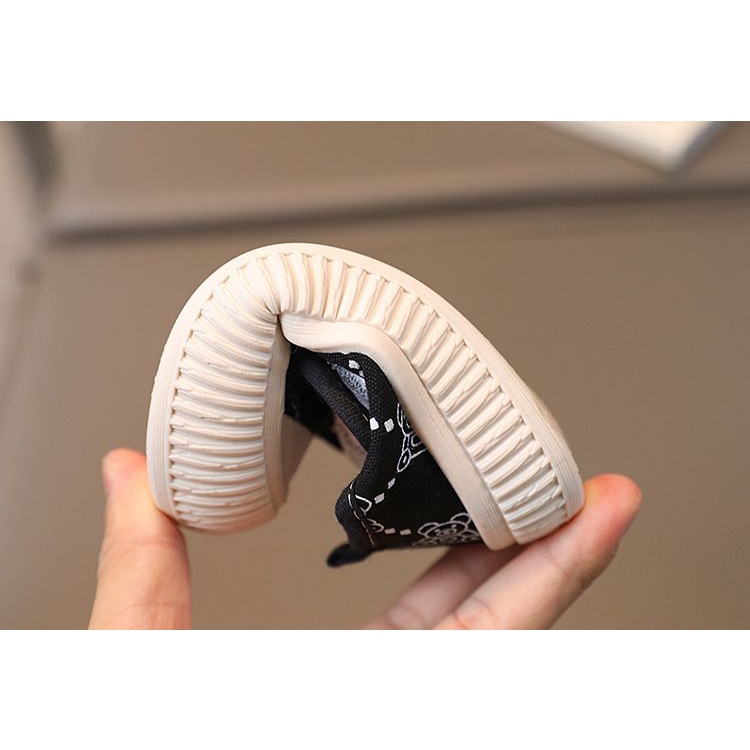 Giày tập đi cho bé hình gấu đế mềm êm chân