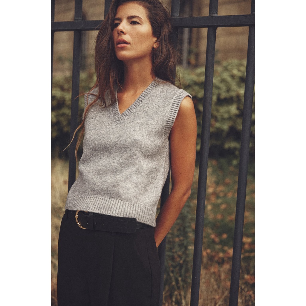 Zara Áo Dệt Kim Sát Nách Cổ Chữ v Màu Xám Thời Trang Mùa Thu 5536157