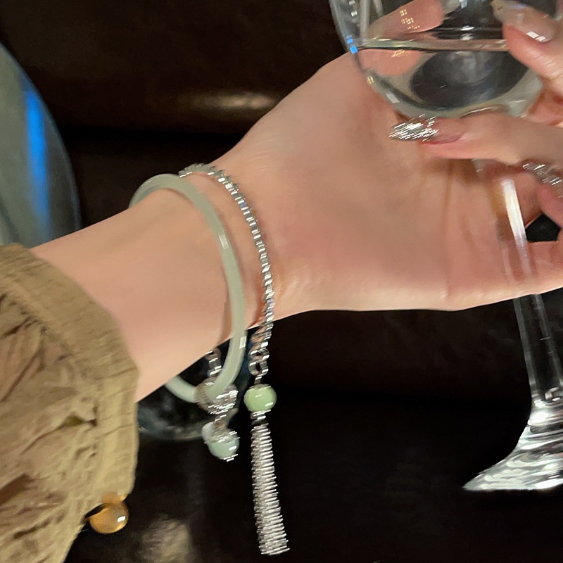 Vòng Tay Tua Rua Đính Hạt Ngọc Bích / Chuông Màu Bạc Phong Cách Trung Hoa Sang Trọng Dành Cho Nữ