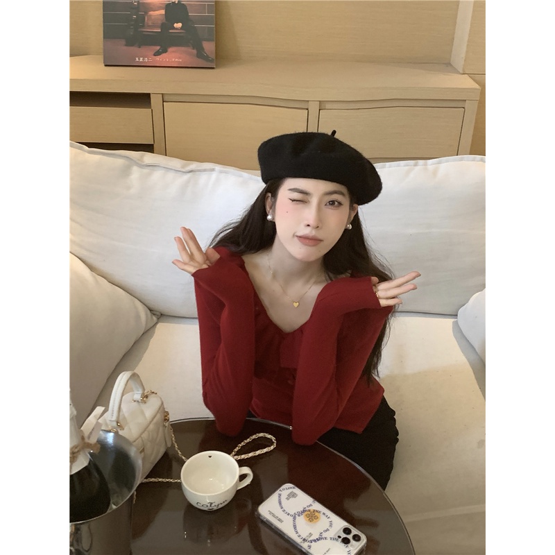 Áo sweater Tay Dài Cổ Lá Sen Màu Đen Trơn Ôm Dáng Cho Nữ