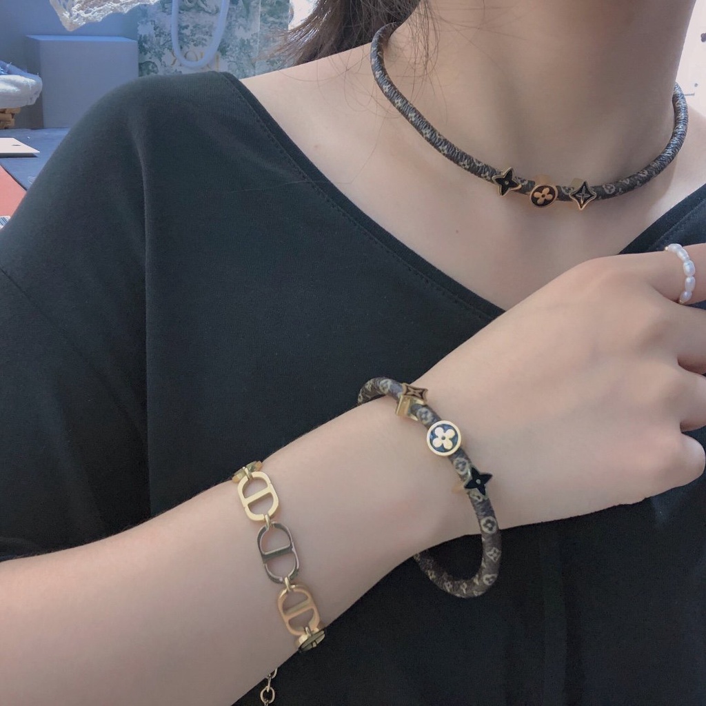 Vòng Tay louis vuitton Bằng Thép Titan Khắc Chữ lv monogram