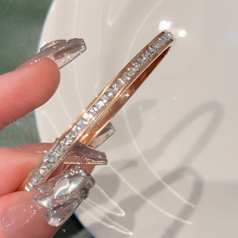 Vòng Đeo Tay Bằng Thép Titan Cao Cấp Đính Kim Cương Toàn Diện Đơn Giản Dành Cho Nữ