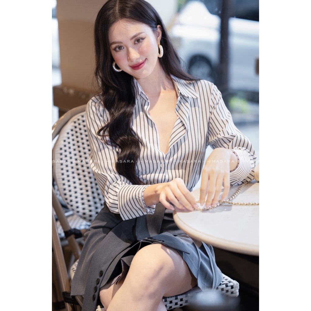 Áo sơ mi kẻ trắng xám form ôm tôn dáng