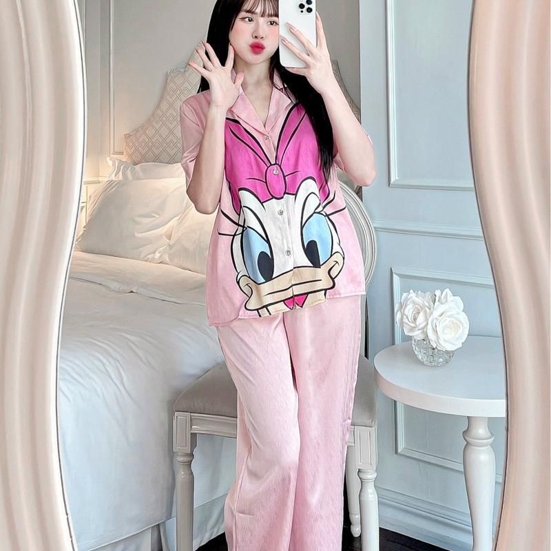 Bộ ngủ pijama nữ tay ngắn quần dài gấm xước ánh kim họa tiết Vịt JUSOKA
