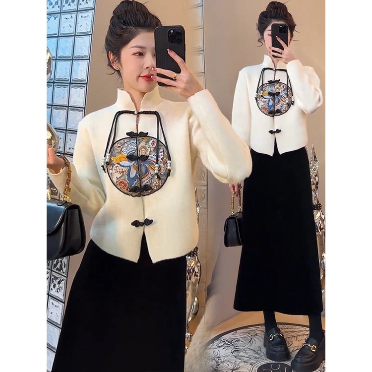 Set Áo Sweater Phối Chân Váy Đen Đính Nút Kiểu Trung Hoa Thời Trang Thu Đông 2023