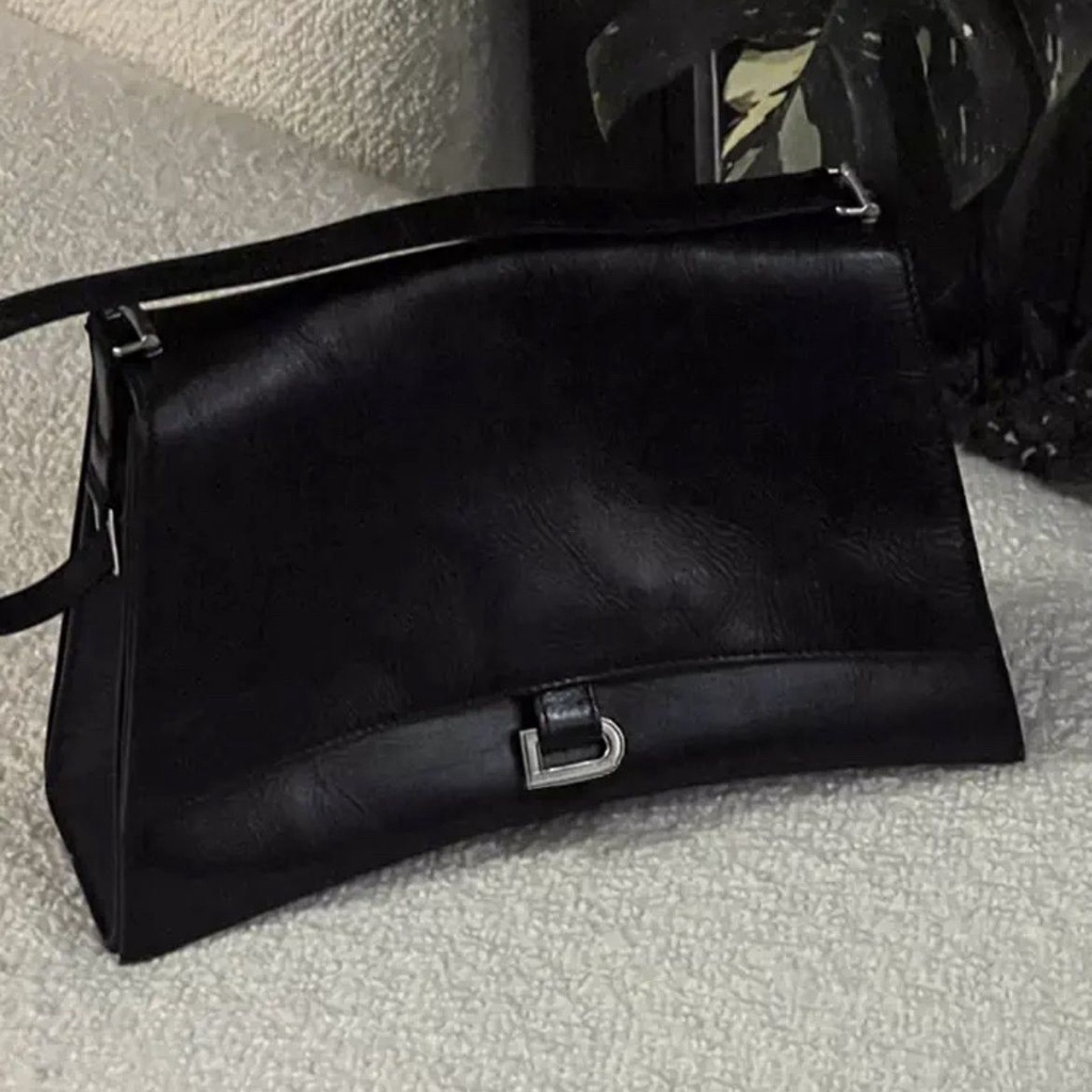 Xiaohongshu Túi Đeo Chéo Vai Màu Tối Phong Cách Công Nghiệp Nặng Thời Trang Thu Đông 2023