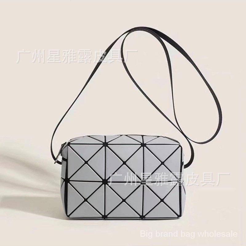 Túi Đeo Chéo Hình Vuông Nhỏ Đựng Điện Thoại Có Khóa Kéo Phong Cách macaron 2023 issey miyake Mới Cho Nữ