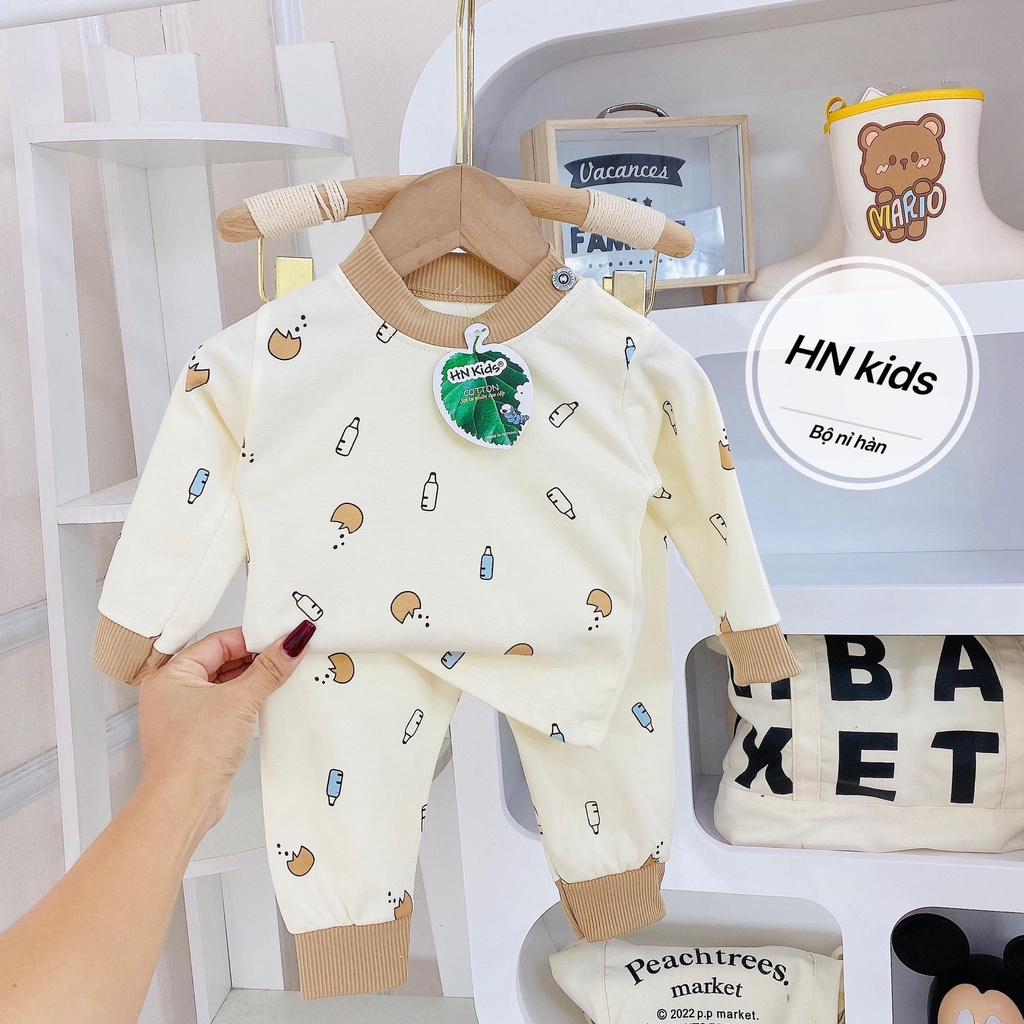 Bộ dài Hnkids cotton nỉ cài vai nền kem cho bé trai, bé gái