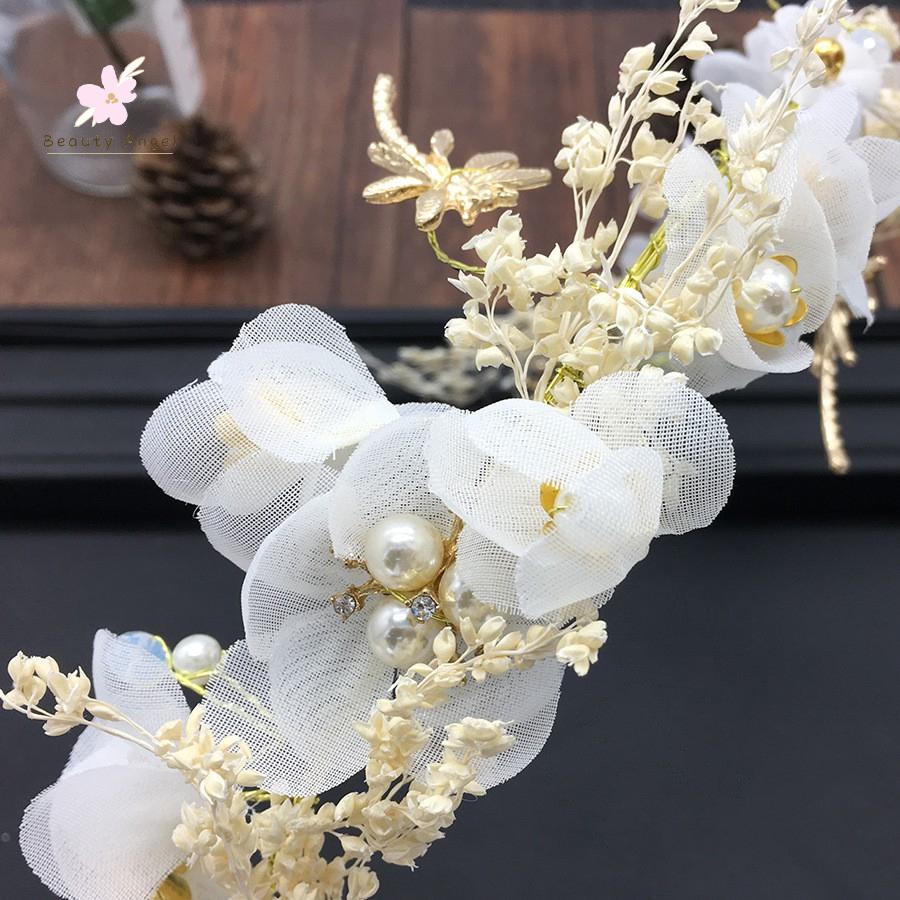 Cài tóc đính hoa trắng trang điểm cho cô dâu