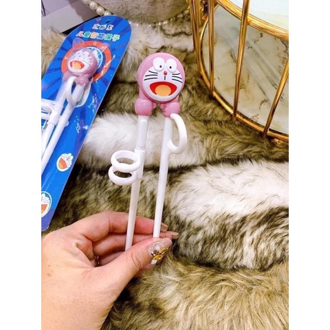 Đũa tập ăn cho bé hình Doraemon , Đũa cho bé tập gắp chất liệu nhựa cao cấp an toàn cho bé GDK1042