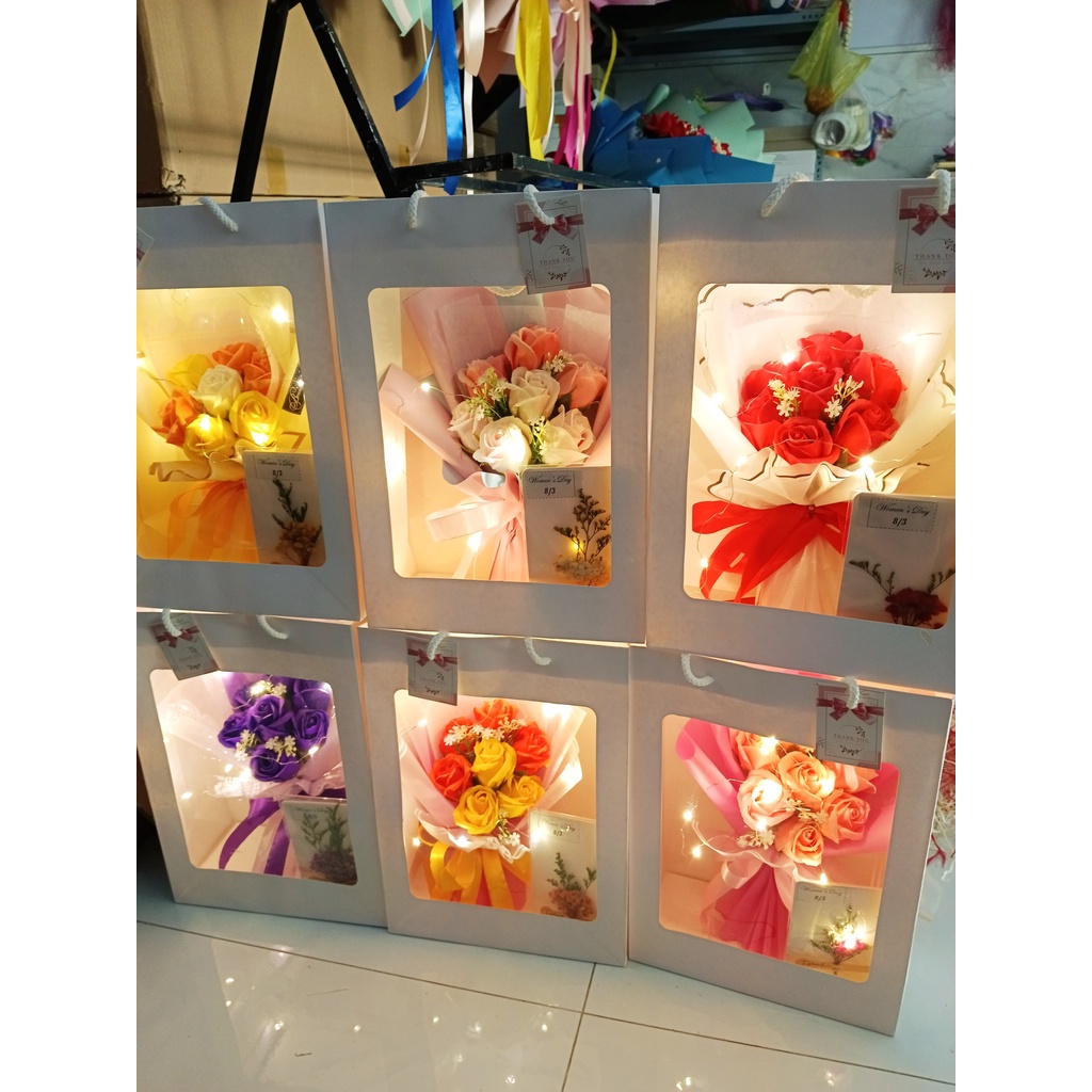 -Set Hoa hồng sáp 7 bông tặng túi giấy + thiệp + đèn nháy ngọc thịnh