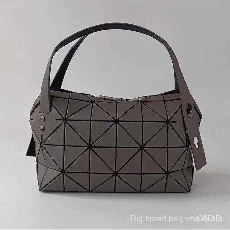 Túi Xách issey miyake Họa Tiết Hình Học Đính Kim Cương Giả Phong Cách Mới Cho Nữ