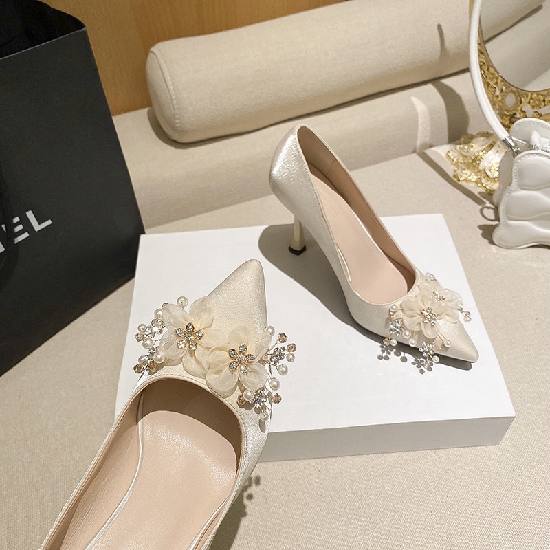 Giày cao gót bít mũi đế nhọn cho nữ 9 phân màu trắng quai gắn nơ đá công chúa hottrend 2023 mã P8