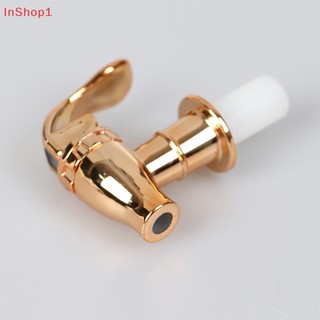 1 bình đựng rượu bằng thủy tinh có vòi rót