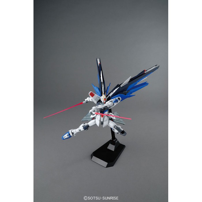Mô Hình Lắp Ráp Gundam MG ZGMF-X10A Freedom 2.0 Tặng ô tô