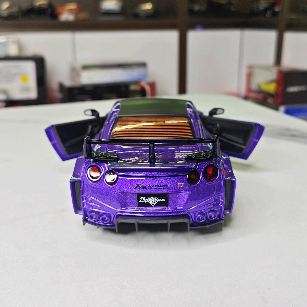 Xe mô hình hợp kim Nissan GTR CSR2 tỉ lệ 1:24 hãng Alloy 2 màu kèm Fig